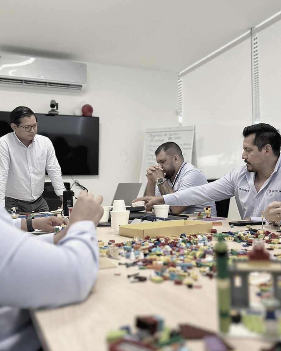 Equipo de Suzuki México durante una sesión de integración.